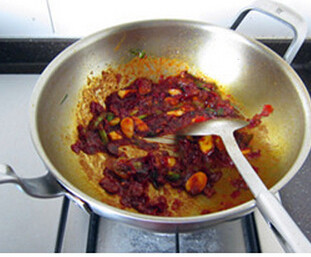 红烧牛肉面,热锅凉油爆香葱姜蒜，下豆瓣辣酱，改小火慢慢煸炒出红油