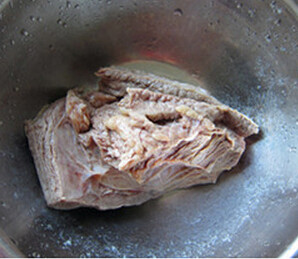红烧牛肉面,捞出肉块儿，用温水冲洗干净备用