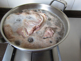 红烧牛肉面,牛肋条肉洗净，整块儿凉水下锅，中小火煮开后保持沸腾2分钟，让血水充分析出
