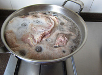 红烧牛肉面,牛肋条肉洗净，整块儿凉水下锅，中小火煮开后保持沸腾2分钟，让血水充分析出
