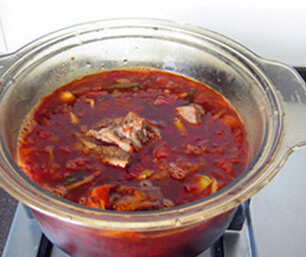 红烧牛肉面,煮至沸腾，转入比较深的炖锅