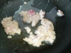 豆腐鸭血羹,油锅倒入猪肉糜翻炒至变色