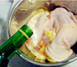 白玉鸡,鸡腿剔除骨头，腿肉加入白酒、盐，盖保鲜膜，冰箱冷藏，腌渍至少15分钟