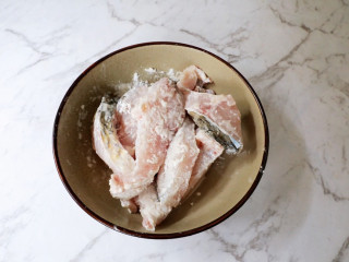 红烧草鱼块,将腌制好的草鱼块加入适量的淀粉，搅拌至每块鱼都沾裹上一层薄薄的淀粉