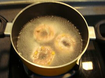 杂蔬贝果 ,将糖浆水煮沸后，贝果再次整形，拉成足够大的圆圈，投入沸水中，两面各煮30秒