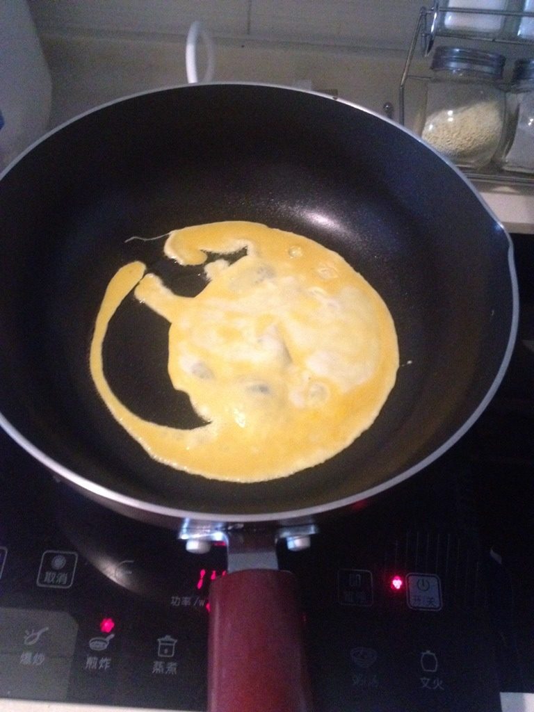 鸡蛋火腿炒饭,起锅到油热下入鸡蛋