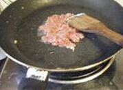 芹菜牛肉炒饭,油锅倒入牛肉炒至7成熟，盛出