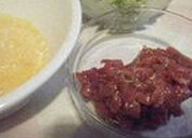 芹菜牛肉炒饭,牛肉切成小丁，用生抽，糖腌10分钟；芹菜洗干净，切丁，备用