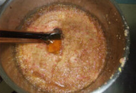 玫瑰苹果酱 ,待麦芽糖溶化后继续煮至浓稠状加入砂糖，不断搅拌将酱汁煮至浓稠状即可关火
