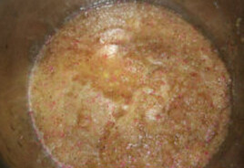 玫瑰苹果酱 ,放进锅子中，先加入柠檬汁和柠檬皮屑中火煮滚，再转小火并加入麦芽糖熬煮