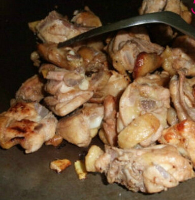 栗子焖鸡 ,油锅爆香姜片，倒入鸡块，爆炒炒至鸡肉收缩