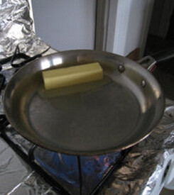 焦糖坚果爆米花,玉米花用微波炉爆开，装在一个大碗中