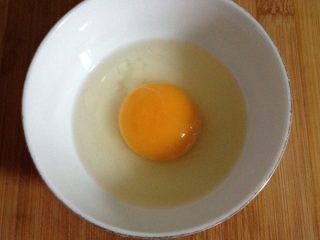 蒸鸡蛋羹,把鸡蛋打入碗中