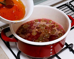 葡萄果酱,转小火加入麦芽糖继续熬煮，同时用勺不停搅拌