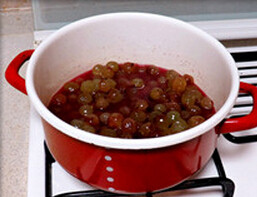 葡萄果酱,取出葡萄皮，将压出的汁同葡萄果肉和柠檬汁一起倒入锅中用中火煮开
