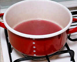 葡萄果酱,改小火继续煮到汁液呈紫红色