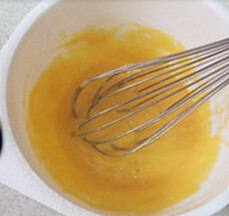 葡萄干瑞士卷,蛋黄分两次加入拌成蛋黄糊，放置备用
