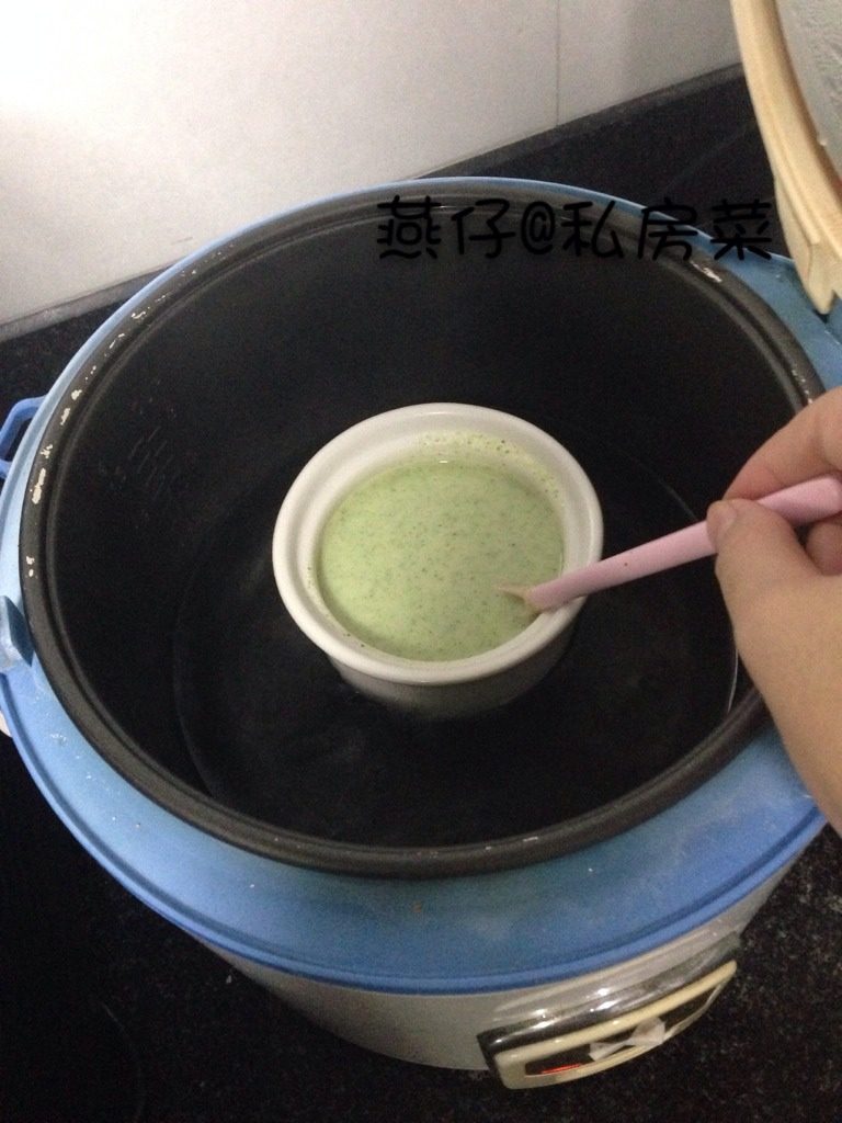西兰花肉泥米糊（宝宝辅食）,如图放锅里炖，要边炖边搅拌，直到糊状后，盖上锅盖炖15分钟，即可食用。