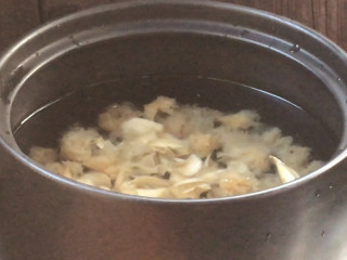 枸杞百合银耳汤,加入炖锅中，加入适量清水