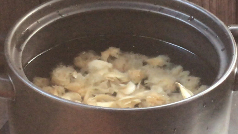 枸杞百合银耳汤,加入炖锅中，加入适量清水