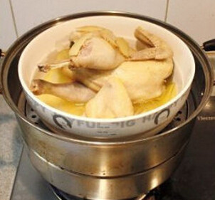 海南鸡饭,腌制好的鸡肉里放一小碗水，入蒸锅，水开后蒸20-25分钟