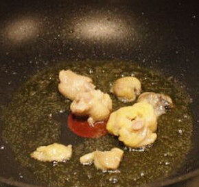 海南鸡饭,鸡身上的肥油炼成油备用