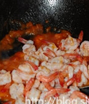 茄汁虾球,把虾球到入炒好的茄汁内，翻炒片刻使虾球均匀的裹上茄汁后即可出锅