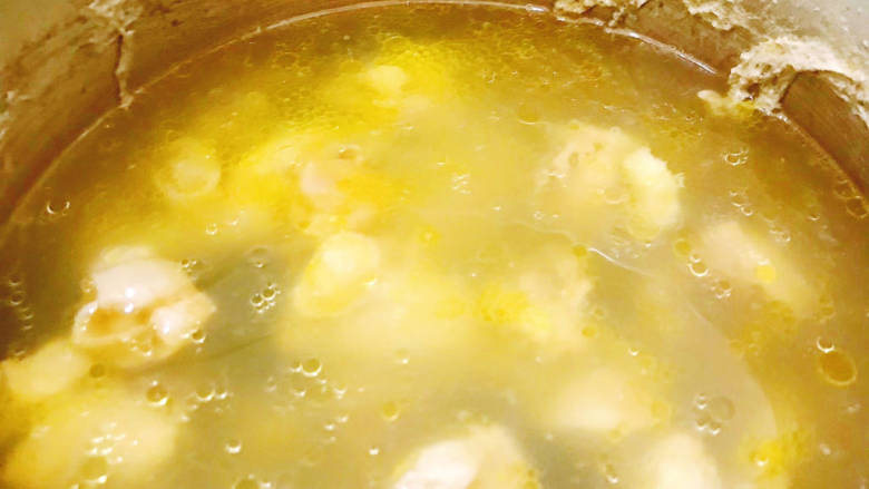 花胶鸡汤,大火煮开，加盐搅拌均匀即可喝汤啦
