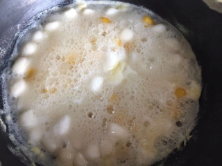 牛奶芋圆,水烧开，下入芋圆煮至漂浮就是熟了。里面煮了一个荷包蛋，所以有白沫