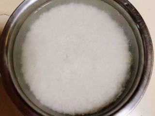 香菇板栗焖饭,提前半小时泡一下大米。