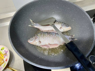 鲫鱼豆腐菇菌汤,鱼检出葱姜，用厨房纸巾吸去表面水分，下锅中火煎
