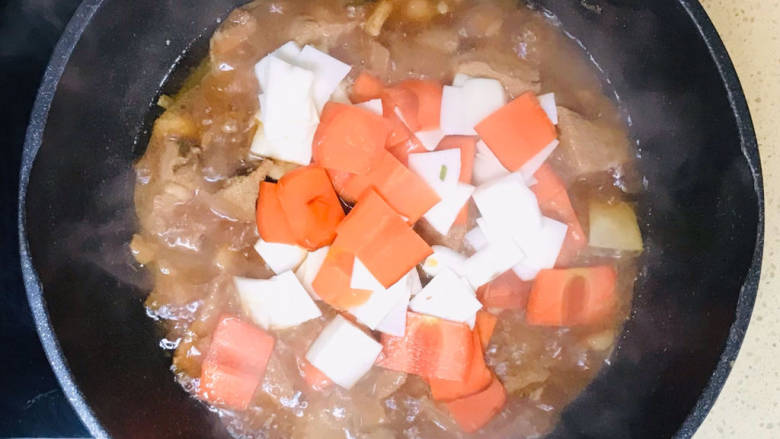 山药胡萝卜炖羊肉,大火煮沸，慢火收至汤汁浓稠，加入蔬菜