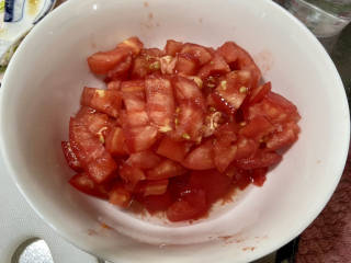 番茄炒鱼片,烫过的番茄，去皮切小块