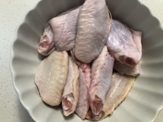网红土豆酿鸡翅,新鲜翅中清洗干净。