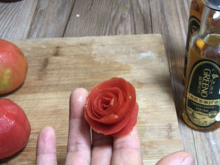 番茄藕丁,番茄皮削下整根，卷成卷成一朵玫瑰花，可以摆盘用