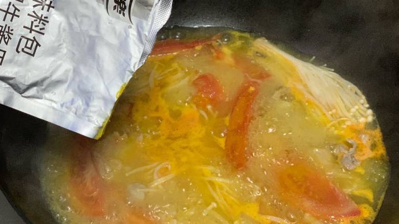 金针菇番茄汤,搅拌均匀