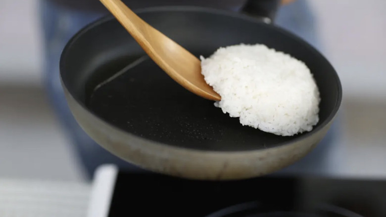 牛油果拌饭,米饭用油炒一炒，加点生抽蚝油，炒均匀。
