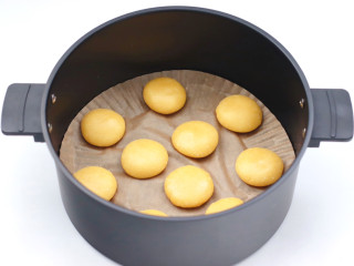 杏仁小酥饼,分成10等份后揉圆按扁，放入铺油纸的炸篮里。