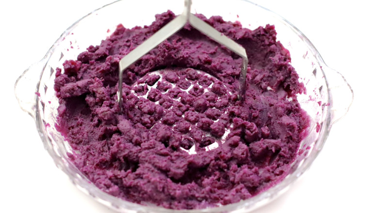 紫薯迷你可颂,用工具捣成泥状。