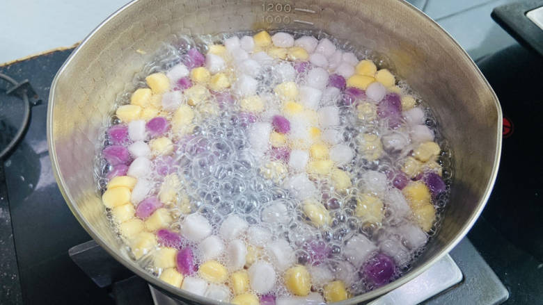 紫米酒酿牛奶芋圆,煮熟