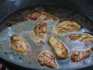 蒜香焖翅,添入适量清水与鸡翅持平，大火烧至沸腾后改中小火炖煮20-30分钟。