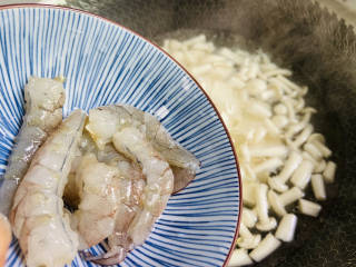 海鲜菇豆腐汤,放入虾仁煮至变色即可