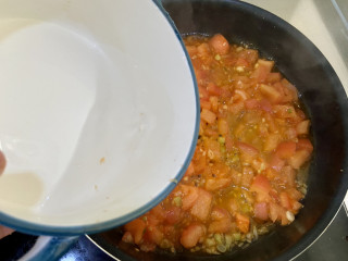 滑蛋牛肉➕番茄肥肉滑蛋,倒入一小碗清水，煮开