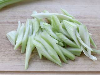 杂炒蔬菜,将西芹洗净刮去表面老皮部分，然后用刀切成斜片或小段。