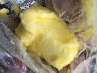 一发奶香手撕吐司,等出粗膜后加入软化的黄油继续揉面。