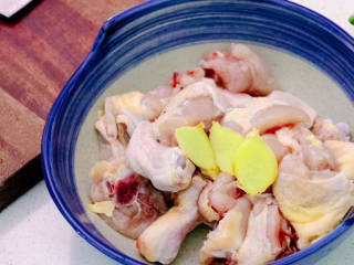 土豆香菇焖鸡,加入生姜片