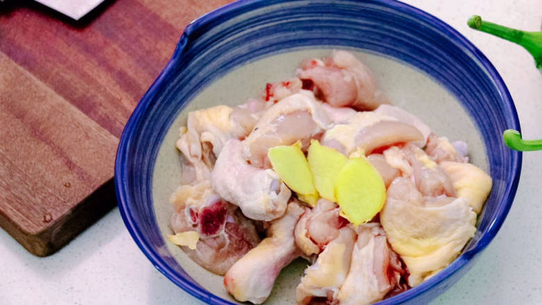 土豆香菇焖鸡,加入生姜片