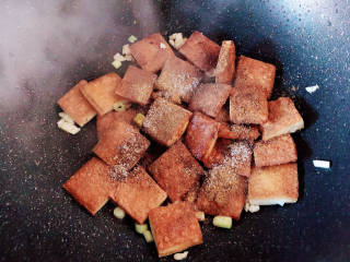 孜然煎豆干,加入盐、酱油、花椒粉、孜然粉，翻炒均匀。