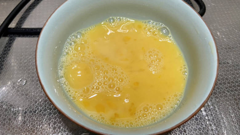 苦瓜炒藕,鸡蛋打入碗中，加少许盐，搅拌成均匀蛋液