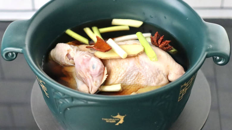 南瓜鸡汤煲,记着清水不要倒的太满，容易溢锅。